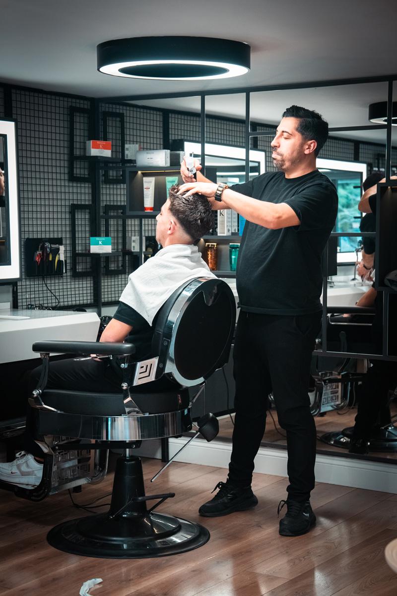 Coiffage homme professionnel au salon de coiffure