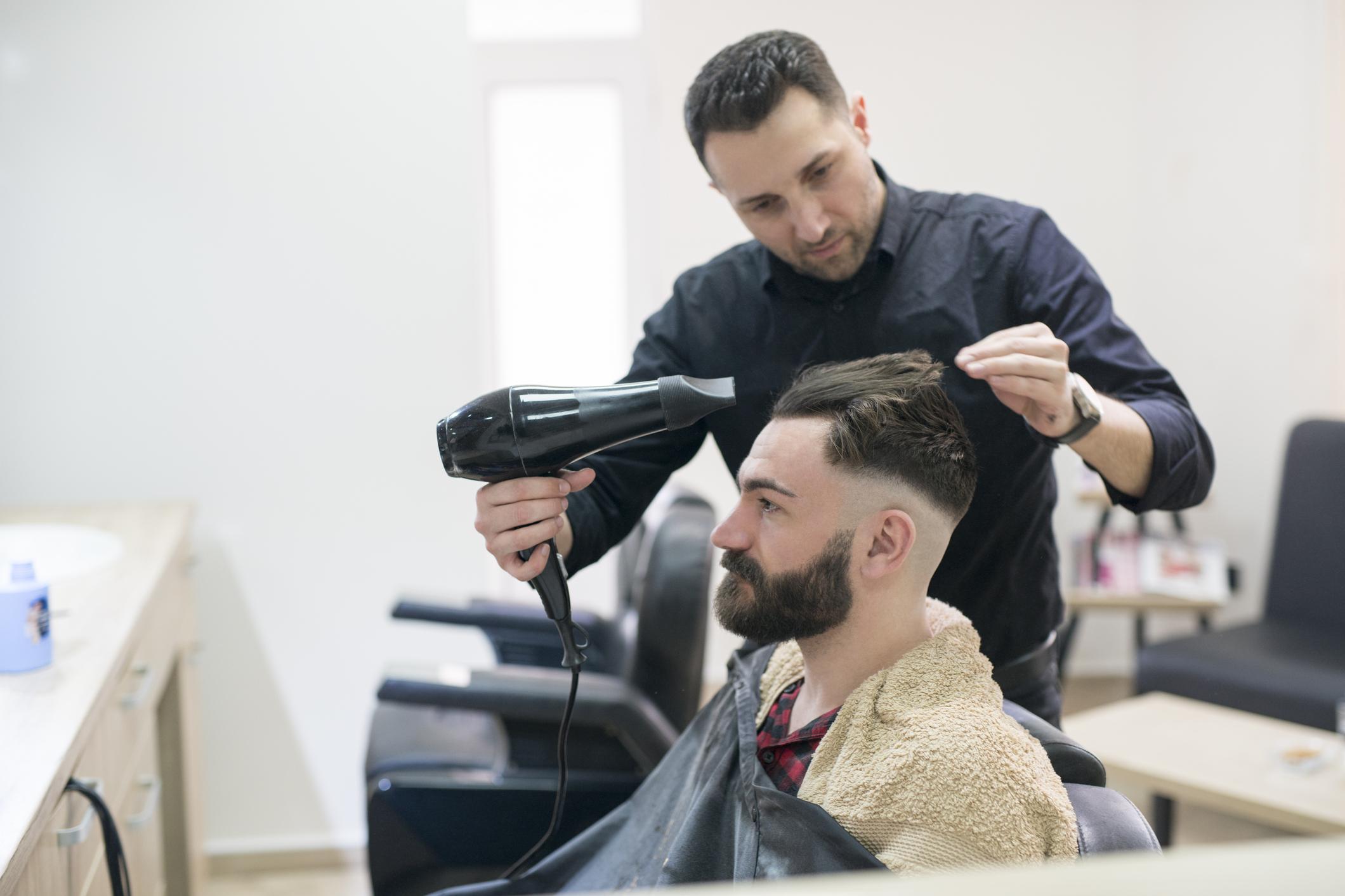 Brushing homme professionnel au salon de coiffure