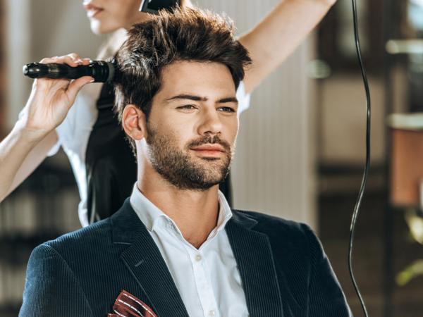 Blow Dry homme professionnel au salon de coiffure