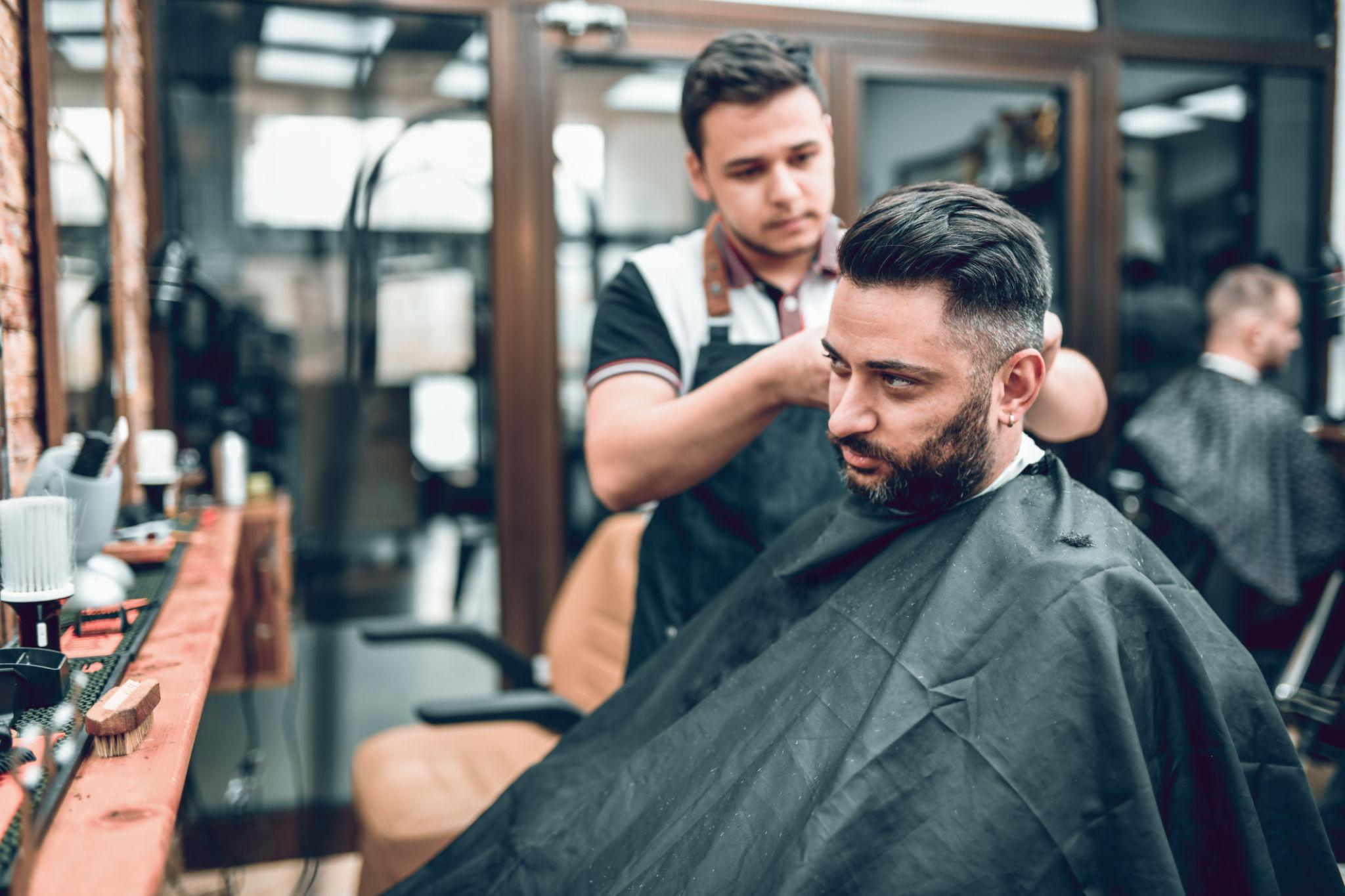 Coupe homme professionnelle au salon