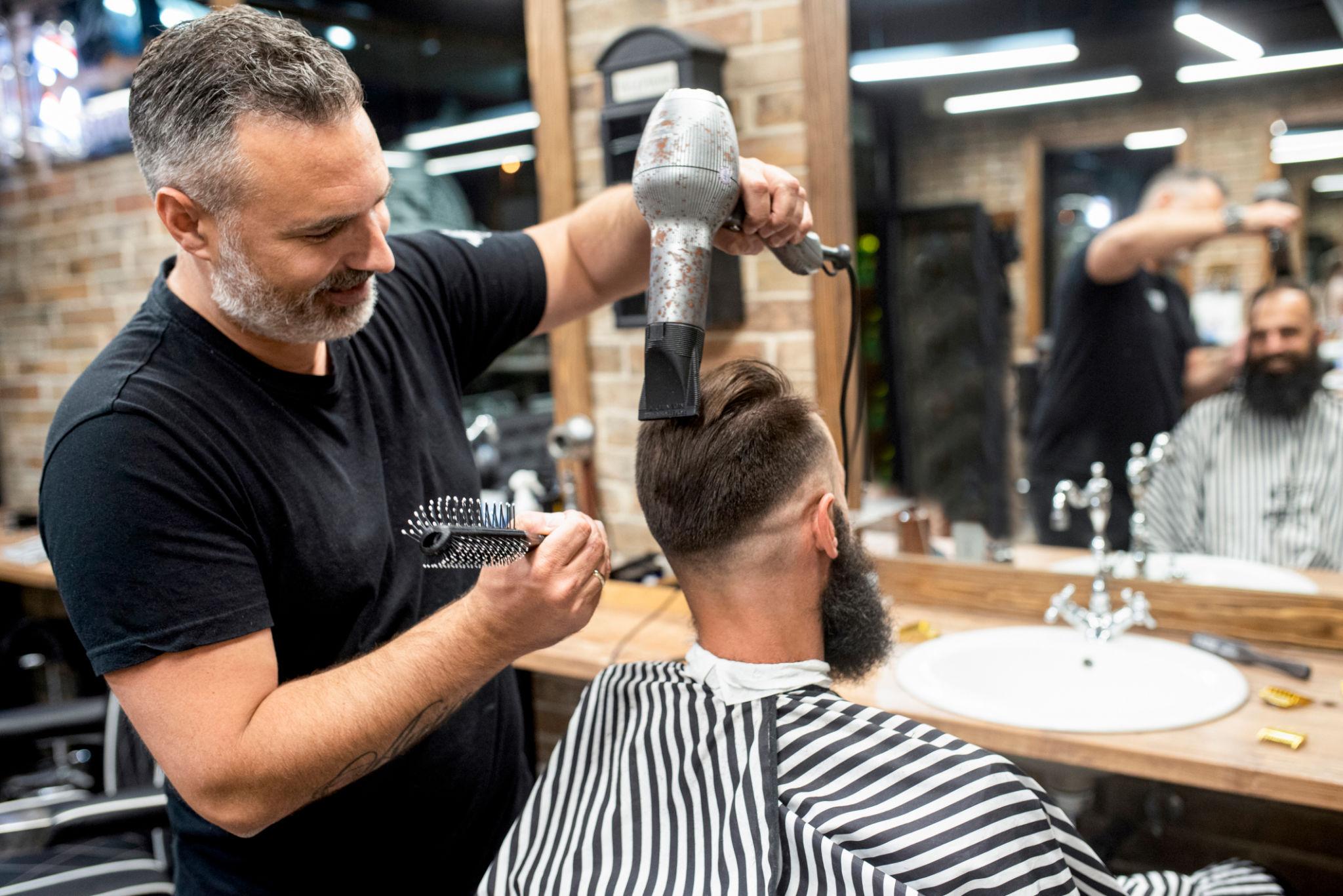 Brushing homme de qualité au salon